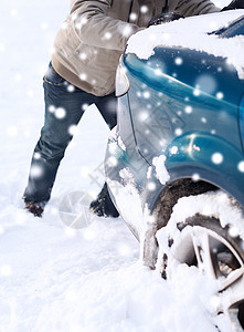 交通,冬天,人车辆的特写的人推汽车被困雪中图片