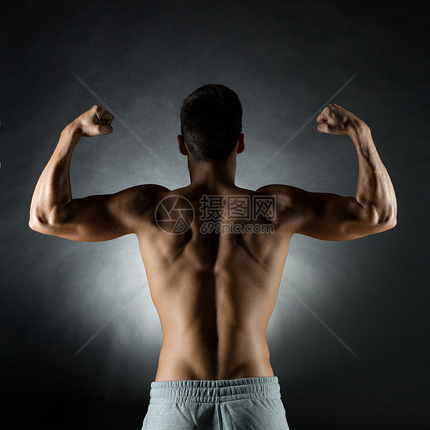 运动 健美 力量人的轻人头肌灰色背景后高清图片下载 正版图片300833449 摄图网