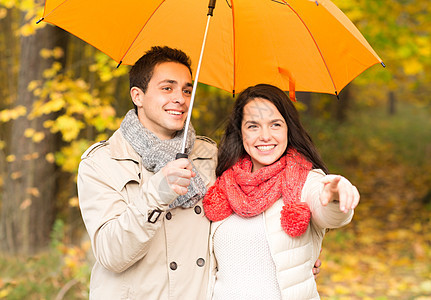 爱,关系,季节,家庭人的微笑的夫妇带着雨伞秋天的公园散步图片