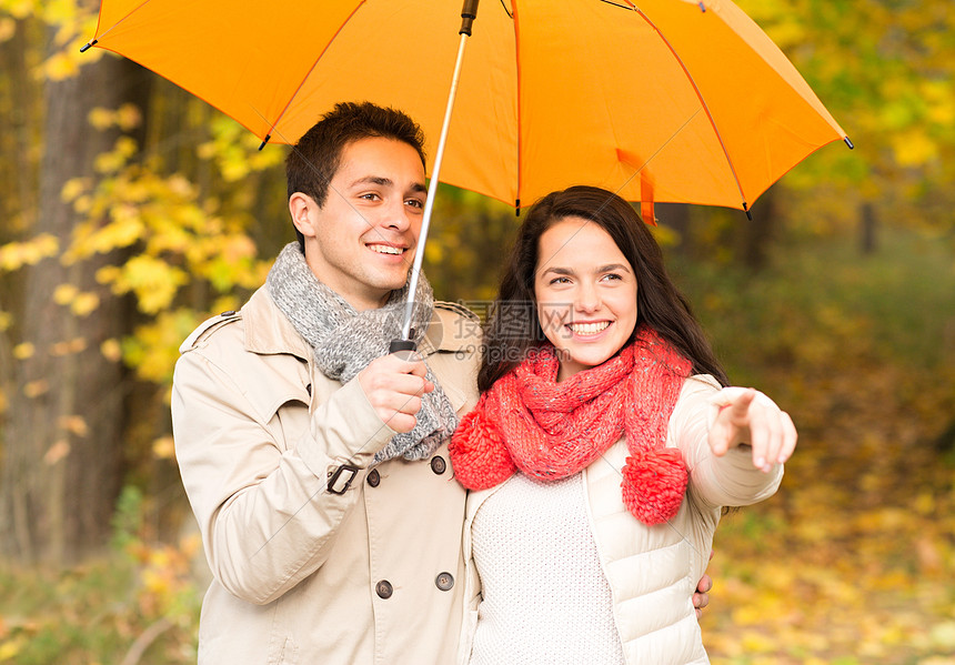 爱,关系,季节,家庭人的微笑的夫妇带着雨伞秋天的公园散步图片