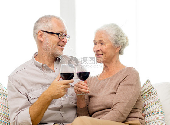 家庭,假期,饮料,龄人的幸福的老夫妇带着杯红酒家图片