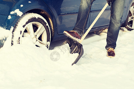 运输,冬季车辆特写的人挖掘被困雪车图片