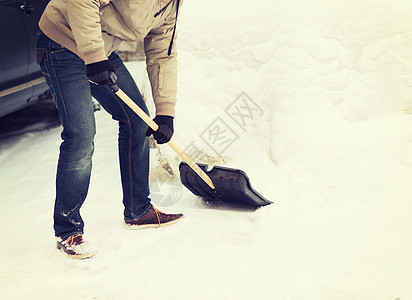 冬季清洁特写男子铲雪车道图片