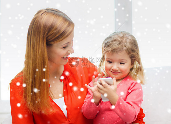 家庭,童,假期,技术人的快乐的母亲女儿与智能手机家里图片