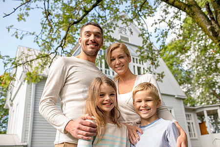 家庭幸福世代家庭人的幸福的家庭站户外的房子前图片