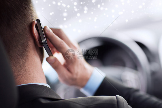 交通,人,技术车辆的近距离用智能手机,同时驾驶汽车图片