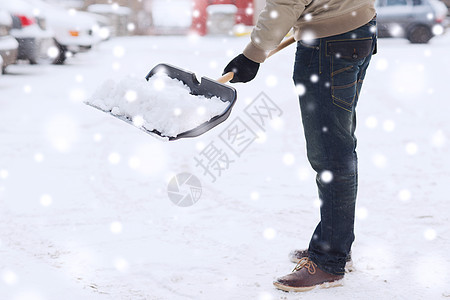交通,冬天,人车辆的特写的人挖雪与铲子附近的汽车图片