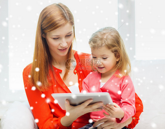 家庭,童,假期,技术人的快乐的母亲女儿家里用平板电脑电脑图片