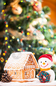 姜饼屋雪地上可爱的手工雪人图片