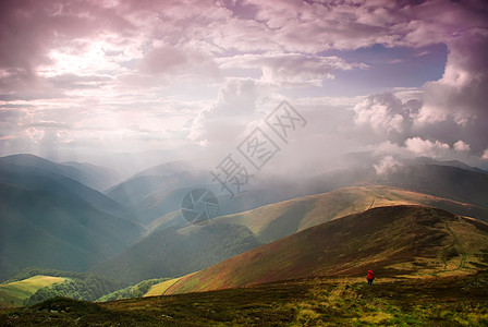 旅行者阳光下的小径上徒步旅行喀尔巴阡山图片