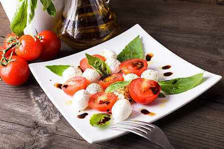 辣椒沙拉番茄,马苏里拉,罗勒叶与橄榄油香脂图片