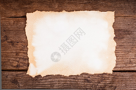 木制背景上的空旧纸图片