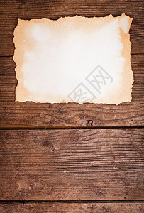 木制背景上的空旧纸图片