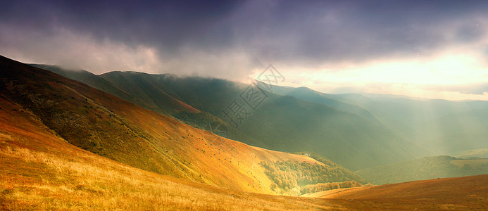 美丽的蓝天青山高高地喀尔巴阡山上图片
