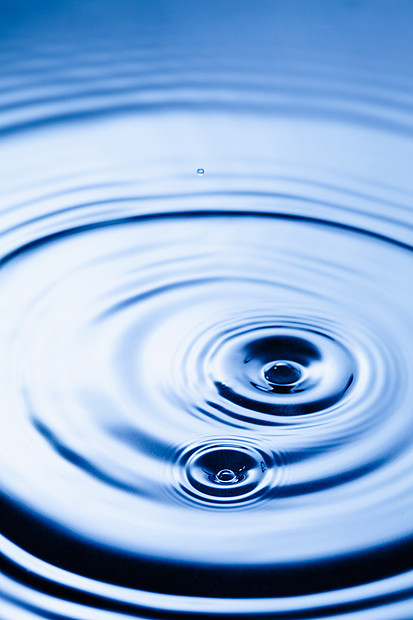 蓝色水圈特写抽象背景