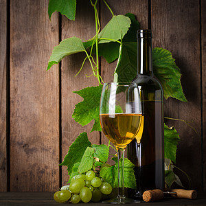 暂未开放白葡萄酒,葡萄,开瓶器,瓶子木材背景特写背景
