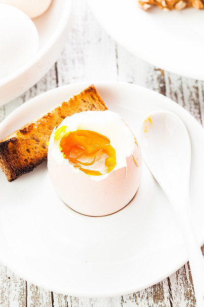 软煮鸡蛋个鸡蛋杯与烤包图片