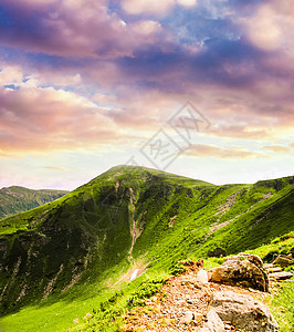 喀尔巴阡山脉石头绿色草地背景图片