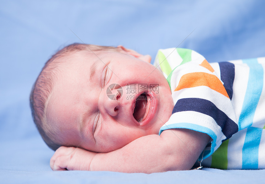 哭泣的新生婴儿躺他的胃里图片
