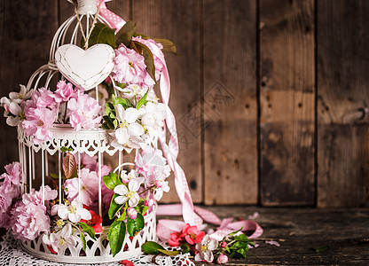 鸟笼,木心,樱花苹果花婚礼装饰与粉红色丝带与图片