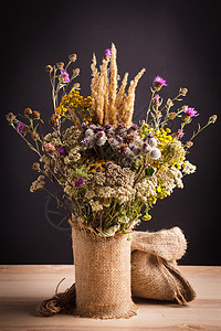 桌上套袋花瓶里的野花图片