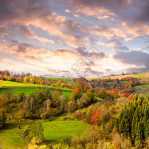 美丽的乡村秋景喀尔巴阡山图片
