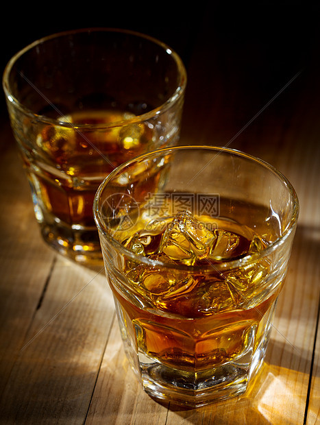 木制桌子上的杯威士忌图片