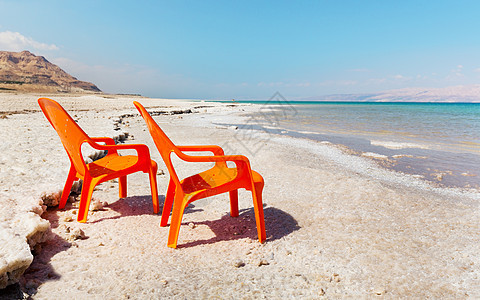 死海海滩上的两把椅子图片