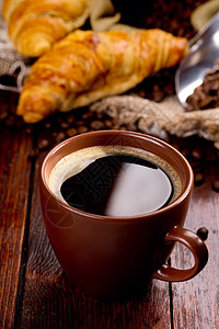 杯黑咖啡牛角包图片