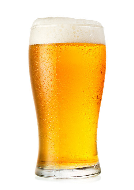 白色背景上分离的杯啤酒图片