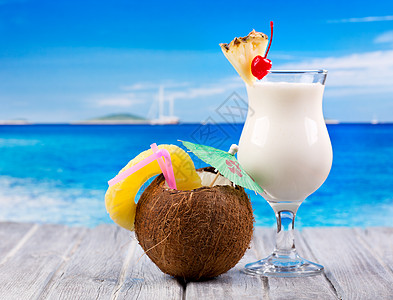 海滩上的热带鸡尾酒图片