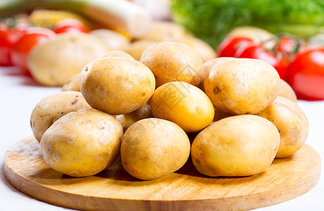 木板上的生土豆背景图片