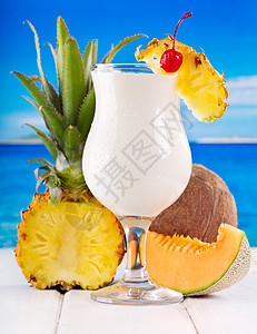 鸡尾酒PinaColada与新鲜水果海滩上图片
