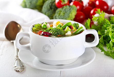 西兰花汤木桌上的碗蔬菜汤背景
