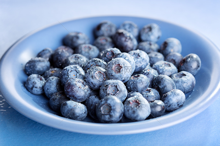 盘子里的新鲜蓝莓图片