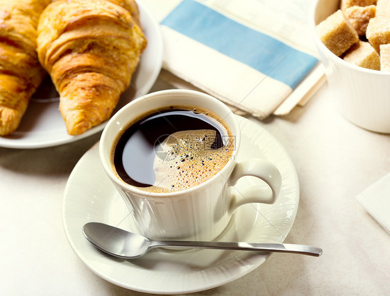 早餐加杯黑咖啡牛角包报纸图片