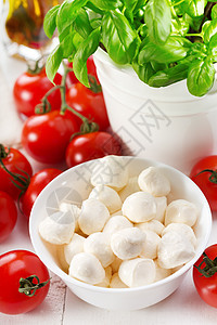 马苏里拉西红柿绿色罗勒木桌图片