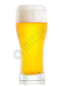白色背景上的杯啤酒图片