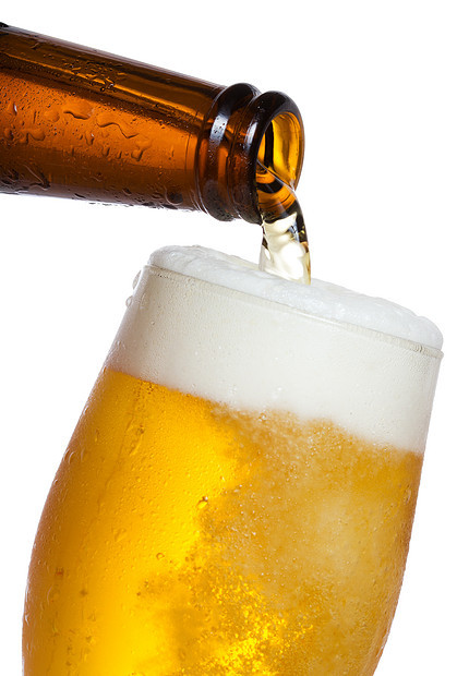 啤酒倒白色背景上的璃里图片