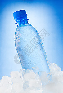 冰中的瓶水图片