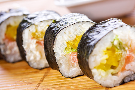 竹垫上的寿司背景图片