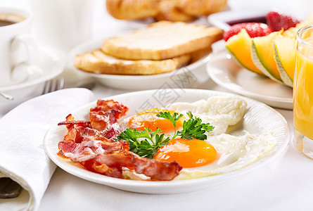 早餐包括煎鸡蛋咖啡橙汁烤包水果图片