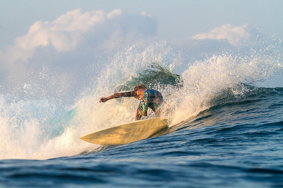 冲浪的照片桑巴瓦岛印度尼西亚图片