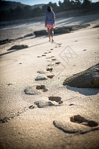 女人独自走片荒芜的海滩上伦博克岛印度尼西亚图片