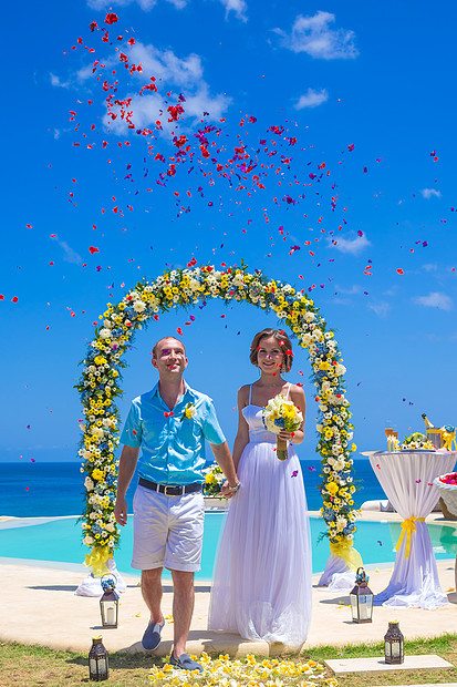 热带海岸线举行的婚礼图片