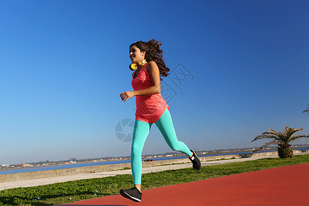 适合的女人城市公园跑步图片