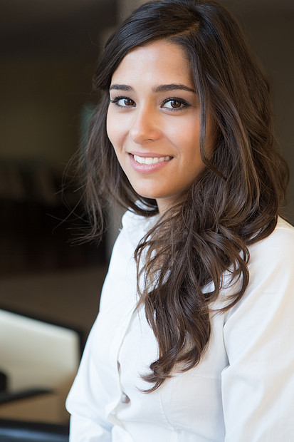 高清照片下载,该高清照片标题为漂亮的轻商务女穿着正式的衣服,编号