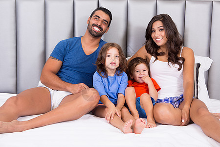 幸福的家庭床上享受早晨图片