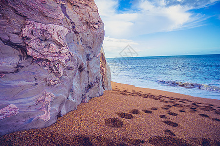 悬崖附近海滩上的脚印图片