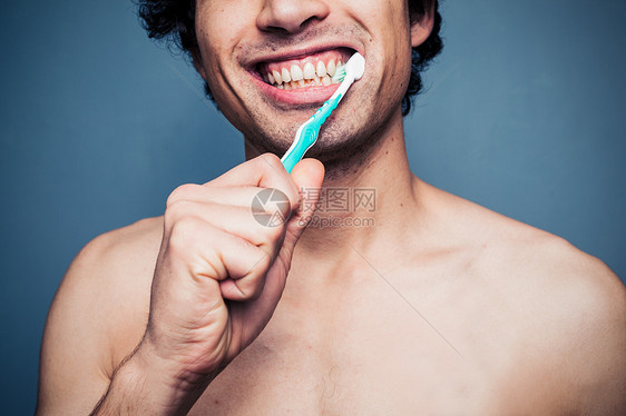 轻人刷牙图片